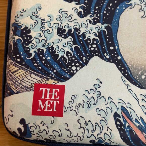 BAND-AID x THE MET Travel Case, Under the Wave Off Kanagawa - Picture 12 of 16